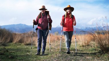 En iyi iki arkadaş dağ eteklerindeki bir sonbahar parkında yürüyorlar. Öğrenciler seyahat eder ve eğlenir. Tatiller ve hafta sonları. Uzun zamandır beklenen bir tatil. Özgürlük