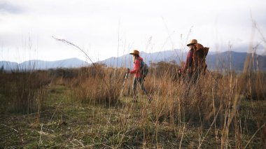 Bir grup lezbiyen gün batımında otlarla kaplı bir tarlada yürüyor. İnsanlar dağ eteklerinde seyahat eder. Kadın rehberler ticari yürüyüşler için yeni yerler keşfediyorlar.