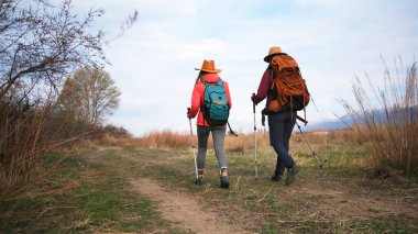 İki kız kardeş dağlara doğru yürüyorlar. Hafta sonu kamp gezisi. Açık hava fitness. İki öğrencinin hobileri. Dünyamızın sonsuzluğunda bir yolculuk
