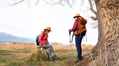 İki yorgun yolcu büyük yaşlı bir ağacın yanında dinlenmek için durdu. İki iyi arkadaş birlikte seyahat ediyor. Turistlerden biri bir ağaç kütüğüne oturdu ve ikincisi onun yanında duruyordu..