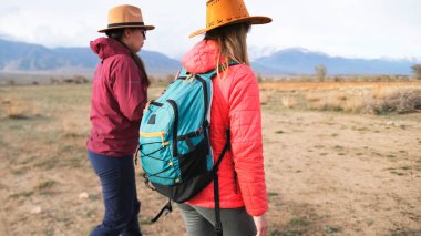 İki kız arkadaşın bir tarlada, dağların arkasında huzur içinde yürüdüğünü görmek. İki kadın birlikte seyahat ediyor. Macera ve özgürlük. Etkin hafta sonları