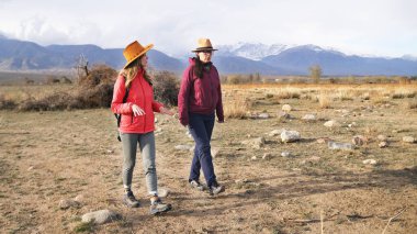 İki kız kardeş ıssız bir alanda karla kaplı dağların arkasında yürüyorlar. Yakın arkadaşlar birbirleriyle konuşur ve birlikte iyi vakit geçirirler..