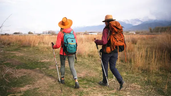 İki genç kadın gün batımında çimenli bir arazide aktif bir yürüyüş yapıyorlar. Gezginler doğanın ve manzaranın güzelliğinin tadını çıkarırlar. Huzur ve rahatlama