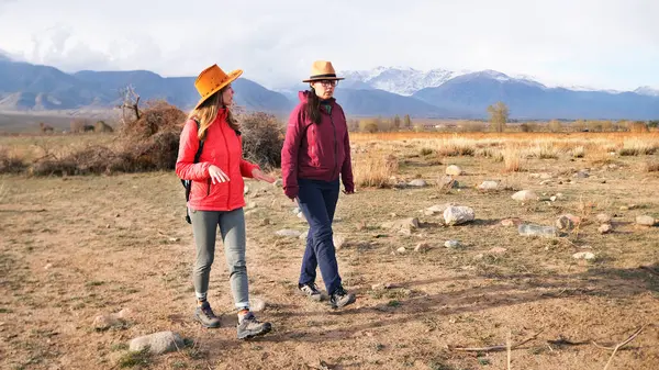 İki kız kardeş ıssız bir alanda karla kaplı dağların arkasında yürüyorlar. Yakın arkadaşlar birbirleriyle konuşur ve birlikte iyi vakit geçirirler..