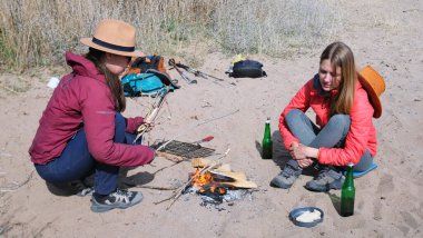 İki yakın arkadaş sahilde oturuyor. Turistler bira içip şenlik ateşi yakıyorlar. Deniz kenarında piknik. Romantik bir randevuda iki lezbiyen. Açık hava tatilleri