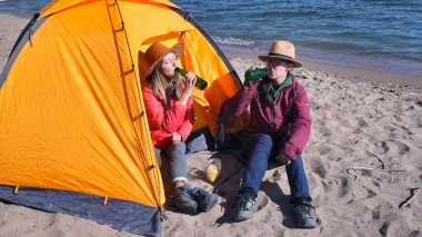 Kadın alkolizmi sorunu. İki kişi sahilde bir çadırda oturuyor ve bira içiyorlar. Lezbiyenler göl kenarında romantik bir buluşmada. Özgürlük ve macera ruhu.