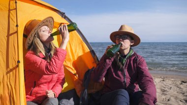 İki turist sahildeki bir çadırda bira içer. İki yorgun yolcu deniz kenarında dinleniyor. Özgürlük, rahatlama ve doğayla bütünlük. İki lezbiyen sevgili arasında bir randevu.