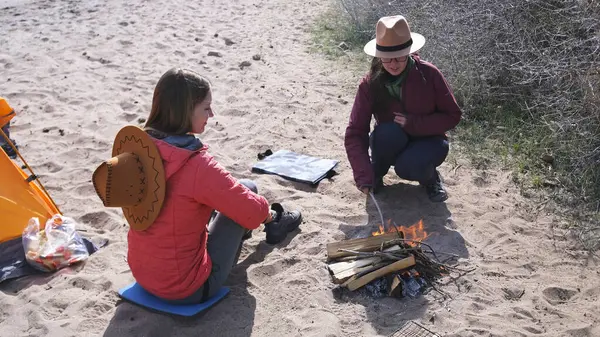 İki gezgin güneşli bir günde sahildeki bir çadırın yanında bir kamp ateşinin yanında oturuyorlar. Kadınlar pikniğe geldi. Rahibeler birlikte seyahat ediyorlar. Özgürlük ve macera
