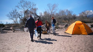 Bir grup arkadaş piknik için sahilde toplandı. İki erkek ve iki kadın hafta sonlarını aktif olarak geçiriyorlar. Aile sahilde bir çadır kurdu. Özgürlük