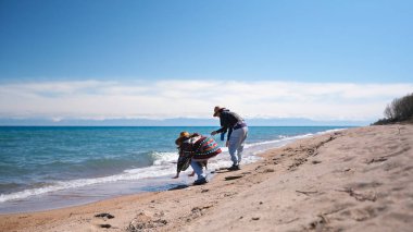 İki kadın sahilde vakit geçiriyor. Turistler denizdeki dalgalarla oynarlar. İki kız arkadaş göl kenarında tatilin tadını çıkarıyorlar. Turizm ve seyahat. Özgürlük ve macera