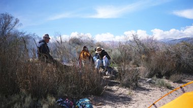 Arkadaşlar temiz havada birlikte vakit geçirmek için toplandılar. Bir grup insan sık çalılıklarda bir tarlada oturuyor ve bir şenlik ateşine bakıyor. Sahne rahatladı.