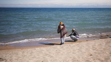 İki kişi sahilde duruyor ve ellerini yıkıyor. İki kız arkadaş gölün kıyısında yürüyorlar. Barış, rahatlama ve özgürlük. Macera ve turizm