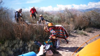 Bir grup insan vahşi doğada yürüyüşe gider. Arkadaşlar sahilde bir çadırın yanında dinleniyorlar. Üç yetişkin çocuğu olan bir baba dışarıda vakit geçirir. Seyahat ve özgürlük