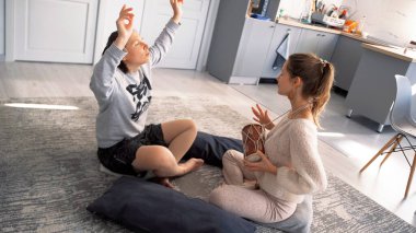 İki ev arkadaşı davul ritmli bir parti verdi. Trans ve müzik. Kadınlar yerde oturuyordu, bir tanesi davul çalıyordu. Sahne rahat.