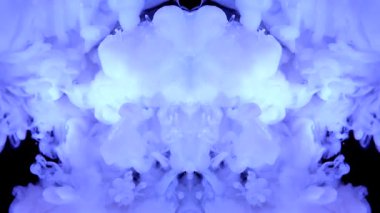 Havada leylak moru renginde kıvrımlar var. Bulanık bir duman bulutu benzersiz bir soyut desen yaratır. Kabus gibi bir duvak. Sahne gizemli ve ilgi çekici.