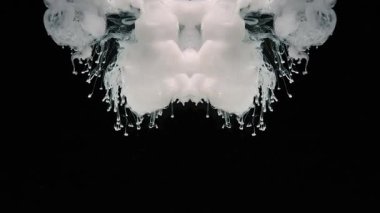 Beyaz suluboya mürekkepten yapılmış esrarengiz ve sinsi bir arka plan. Kara büyü kavramı. Yoğun duman bir kaos ve karmaşa hissi yaratır. Sahne karanlık ve uğursuz.