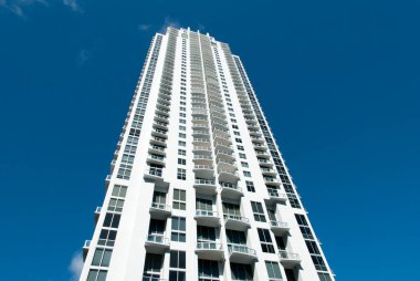 Miami şehir merkezinde (Florida) beyaz, uzun bir bina kulesi.).