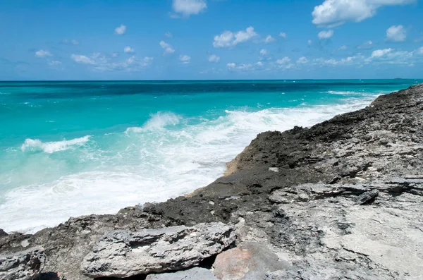 Бирюзовый Цвет Карибского Моря Омывающий Скалистый Берег Необитаемом Острове Халф — стоковое фото