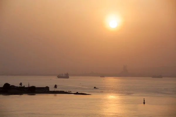 Mglisty Widok Porannego Portu Miejskiego Cartagena Historycznym Fortem Odbiciem Słońca — Zdjęcie stockowe