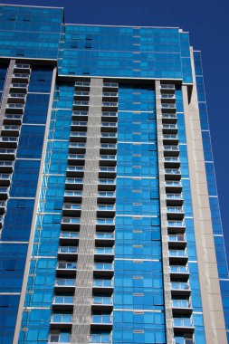 Modern cam, Honolulu şehir merkezindeki mavi renkli konut binasını kaplamıştır (Hawaii).).
