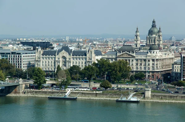 Budapeşte ve Tuna Nehri kıyılarının (Macaristan) havadan manzarası).