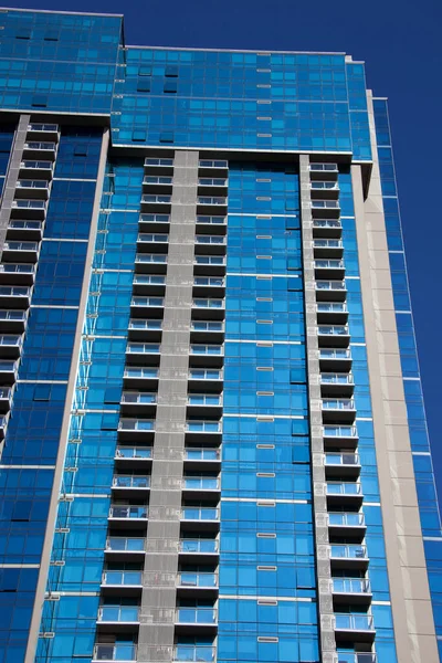 Vista Del Moderno Edificio Residencial Color Azul Cubierto Vidrio Centro —  Fotos de Stock