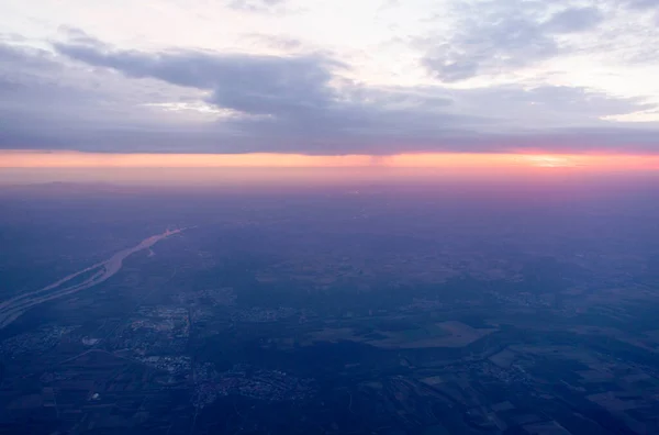Vista Através Janela Avião Pôr Sol Sobre Paisagem Com Rio — Fotografia de Stock