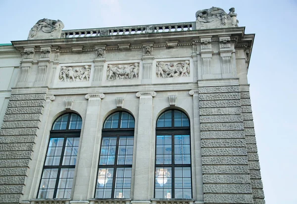 Das Historische Gebäude Mit Großen Fenstern Dem Die Berühmten Wiener — Stockfoto