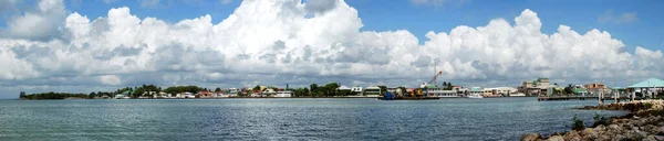 Der Wolkenverhangene Himmel Über Der Innenstadt Von Belize City Und — Stockfoto