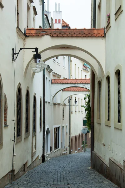 Wąska Zakrzywiona Ulica Łukami Łączącymi Oddzielne Budynki Starym Mieście Ołomuńcu — Zdjęcie stockowe