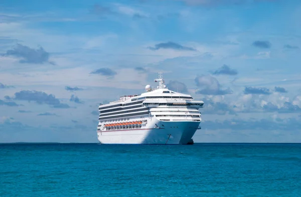 Het Uitzicht Een Drijvend Cruiseschip Buurt Van Half Moon Cay Rechtenvrije Stockfoto's