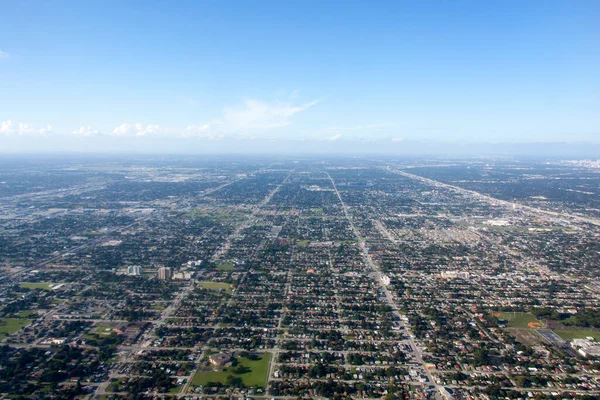 Widok Przez Okno Samolotu Rozległej Dzielnicy Mieszkalnej Przedmieściach Miami Floryda — Zdjęcie stockowe
