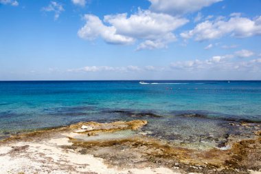 Cozumel Adası 'ndaki San Miguel kasabasından geçen kayalık sahil ve renkli sular (Meksika)).