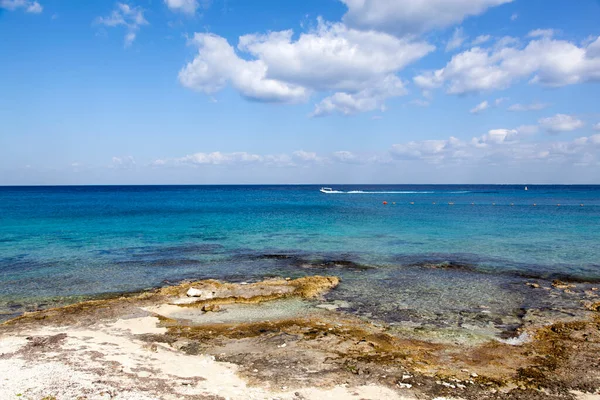 Скалистый Пляж Красочные Воды Моторной Лодкой Городе Сан Мигель Острове — стоковое фото
