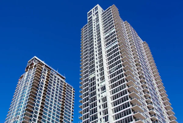 Het Uitzicht Twee Residentiële Moderne Torens Met Wolkenloze Blauwe Lucht — Stockfoto