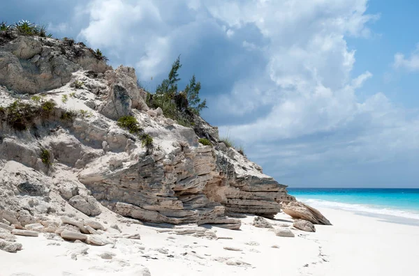 Formação Rochosa Erodida Uma Praia Colorida Half Moon Cay Ilha — Fotografia de Stock