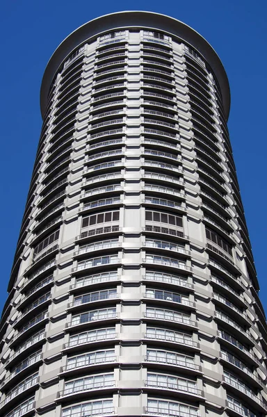 Αφηρημένη Άποψη Του Κυκλικού Σχήματος Οικιστικού Ουρανοξύστη Στο Κέντρο Του — Φωτογραφία Αρχείου