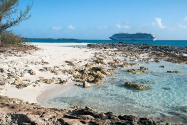 Sürüklenen yolcu gemisi ve ıssız Half Moon Cay 'de (Bahamalar) kayalık bir plaj.).