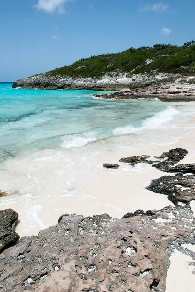 Vista Panorámica Una Pequeña Playa Rocosa Con Olas Color Turquesa — Foto de Stock