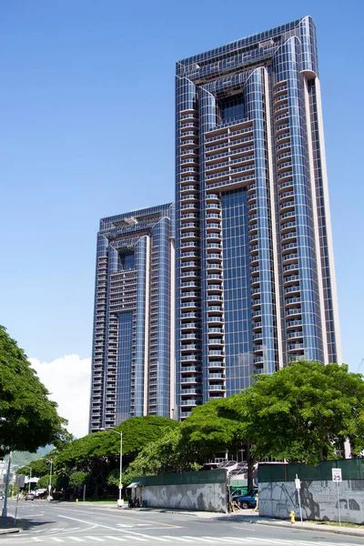 Die Futuristisch Anmutenden Wohngebäude Einer Leeren Straße Der Stadt Honolulu — Stockfoto