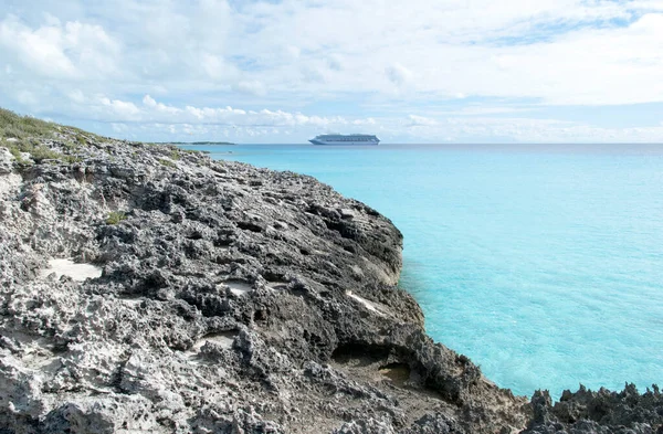 Yarım Cay Kıyı Şeridi Arka Planda Sürüklenen Bir Yolcu Gemisinin — Stok fotoğraf