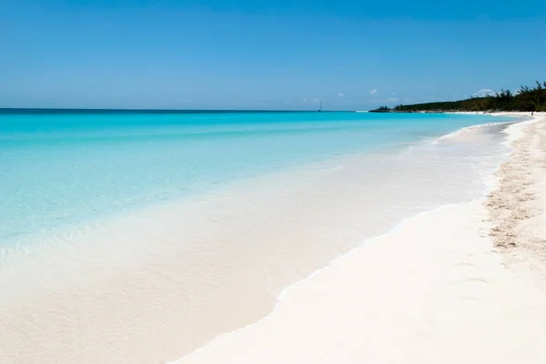 ハーフムーンケイ無人島の無限の砂浜とターコイズブルーの穏やかな海 バハマ — ストック写真