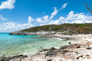 Yarım Ay Cay plajının manzarası eskiden kumla kaplıydı ama kasırga tarafından sürüklendi (Bahamalar).