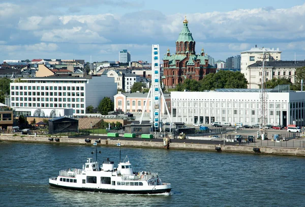 Veerboot Langs Orthodoxe Kathedraal Van Uspenski Helsinki Finland — Stockfoto