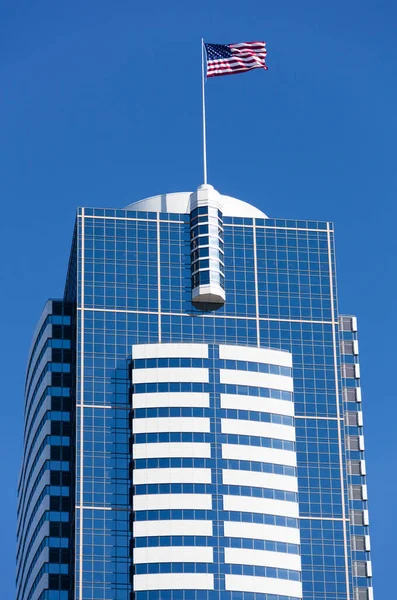 Tetején Egy Modern Üveg Borított Felhőkarcoló Egy Zászló Seattle Belvárosában — Stock Fotó