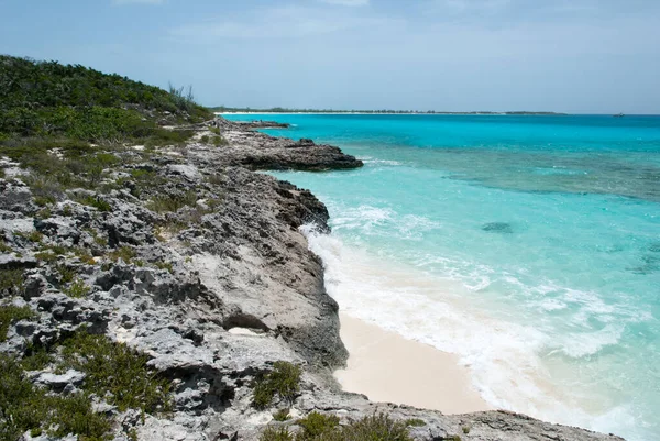 Vista Panorâmica Litoral Rochoso Erodido Uma Pequena Praia Ilha Turística — Fotografia de Stock