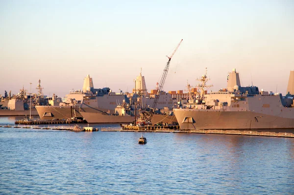 Ряд Военно Морских Кораблей Военной Базе Пределами Города Норфолк Крупнейшей — стоковое фото