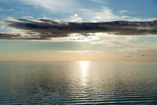 Malowniczy Widok Zachodu Słońca Niebo Ciemną Chmurą Nad Zatoką Ryską — Zdjęcie stockowe