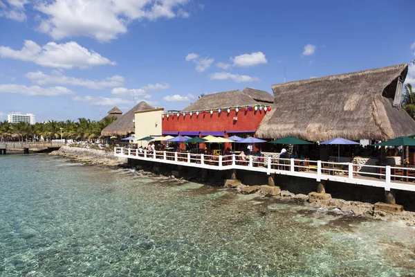 科苏梅勒度假岛 墨西哥 上有稻草屋顶的旅游村餐馆的阳光美景 — 图库照片