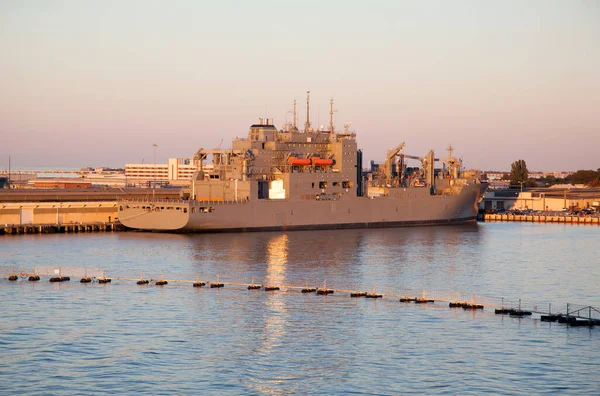 Вид Военно Морского Корабля Пришвартованного Военной Базе Пределами Норфолка Закате — стоковое фото